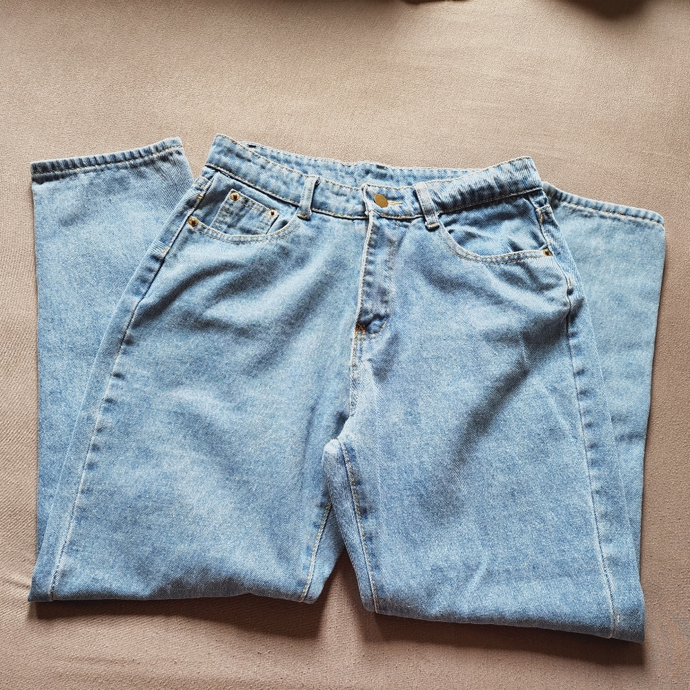 Tapered leg mom denim jeans light wash vintage style
